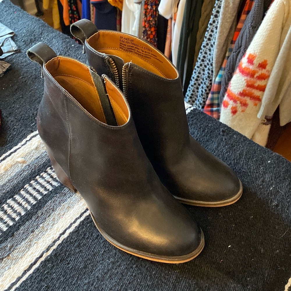 Black heeled booties size 6